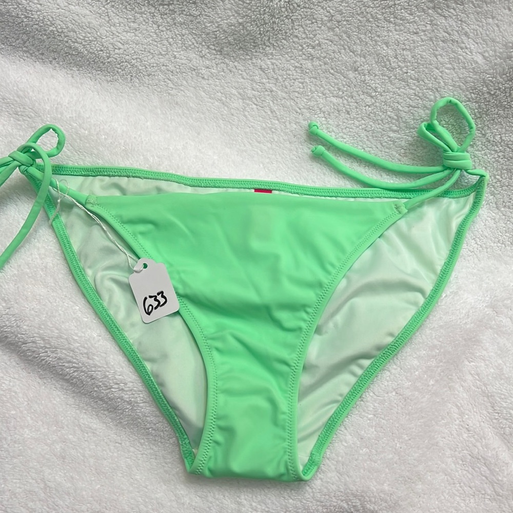 NWOT VICTORIA’S SECRET BIKINI BOTTOM SIZE M